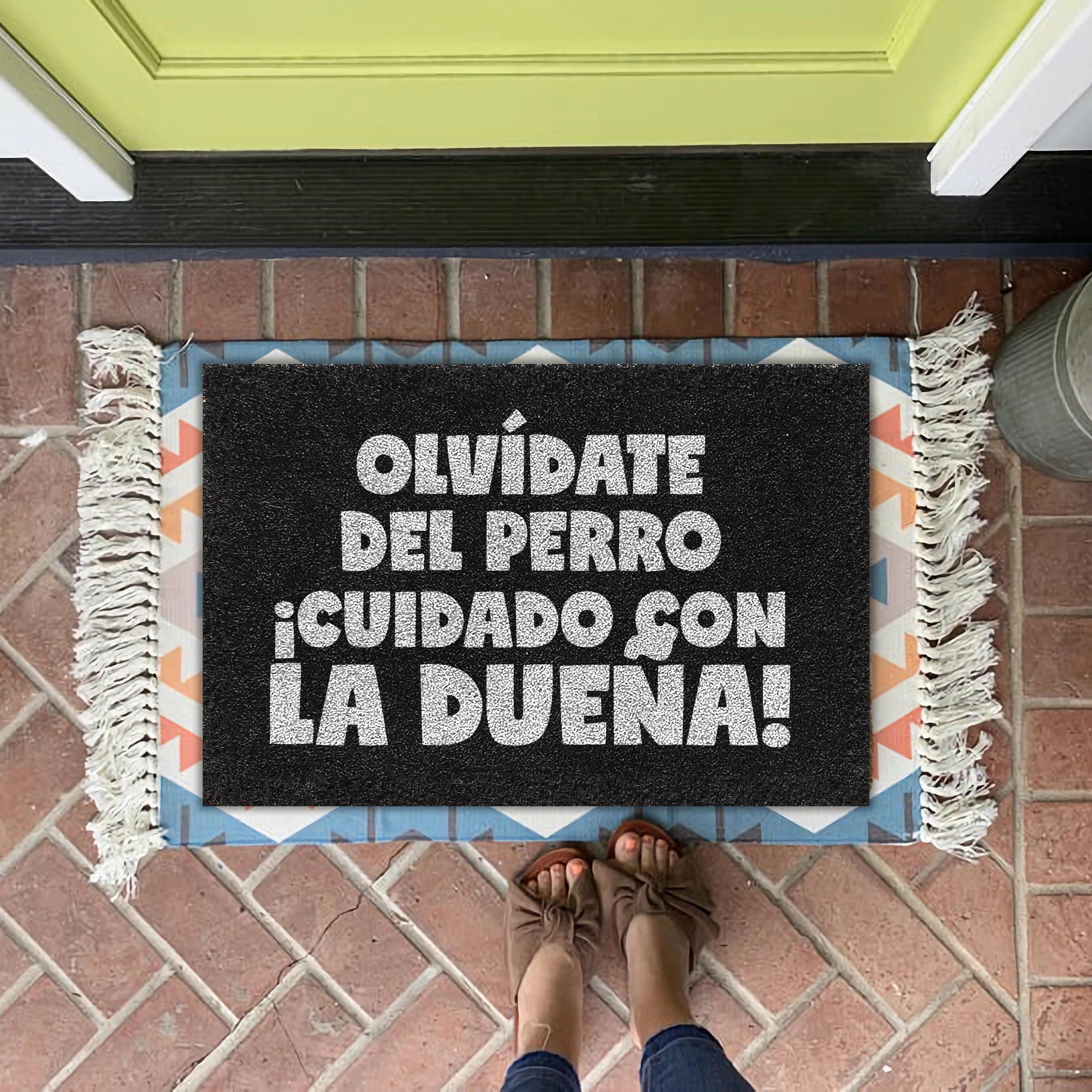 Felpudo Olvídate del perro, cuidado con la dueña.