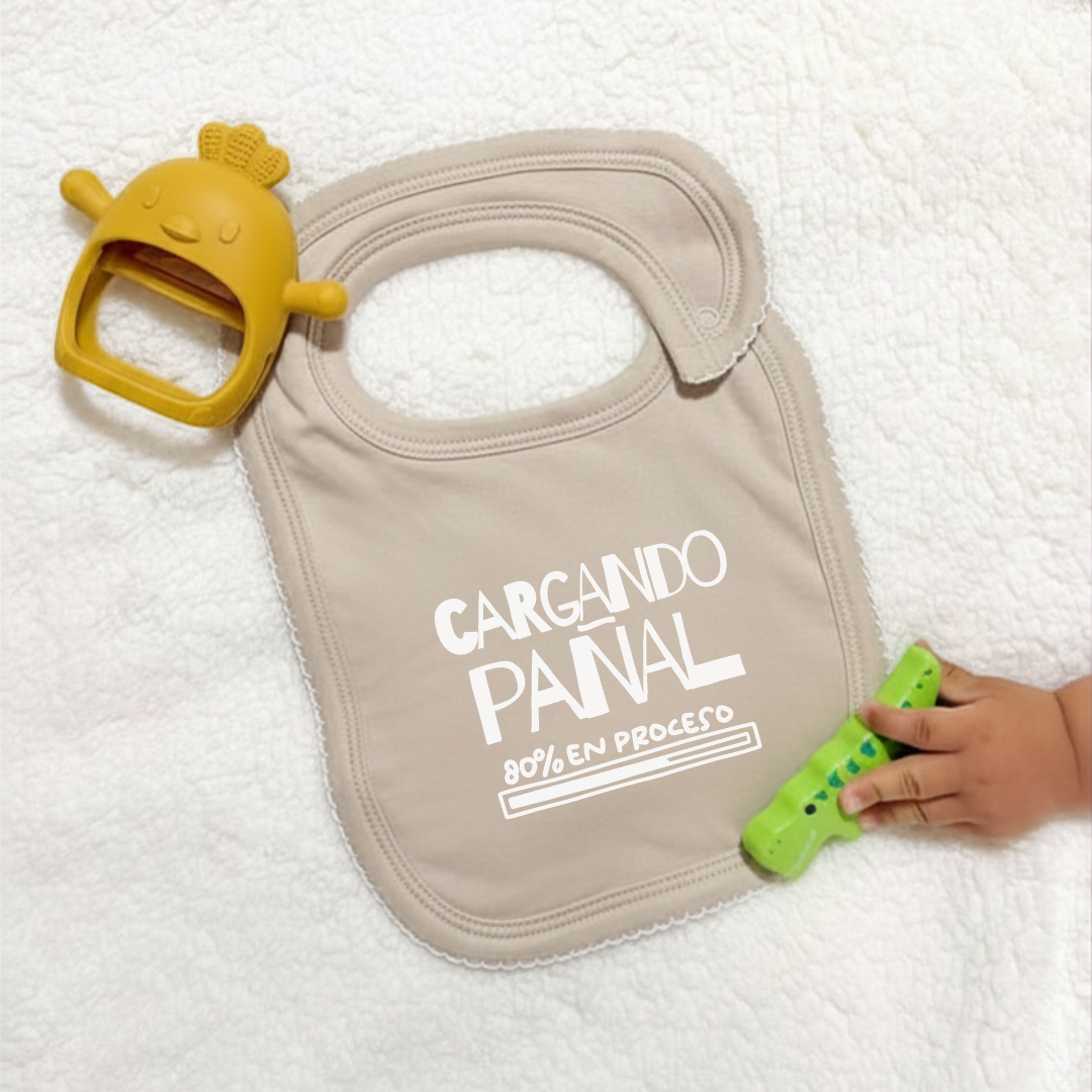 Babero - Cargando Pañal