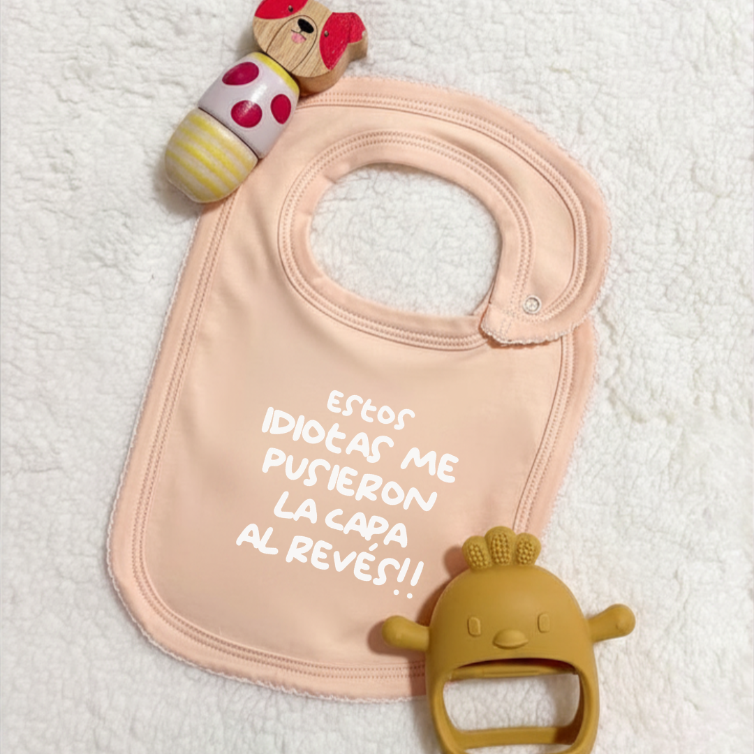 Babero ¡Estos idiotas me pusieron la capa al revés!