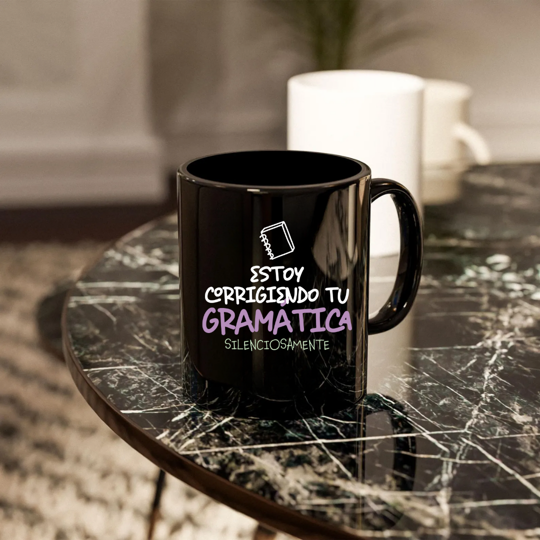 Taza Negra Maestro Estoy corrigiendo tu gramática silenciosamente