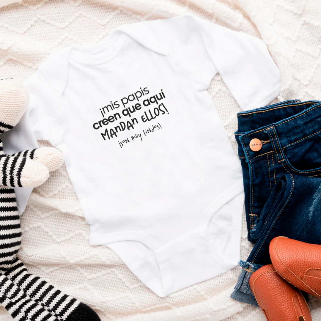 Body para Bebé ¡Mis papis creen que aquí mandan ellos!