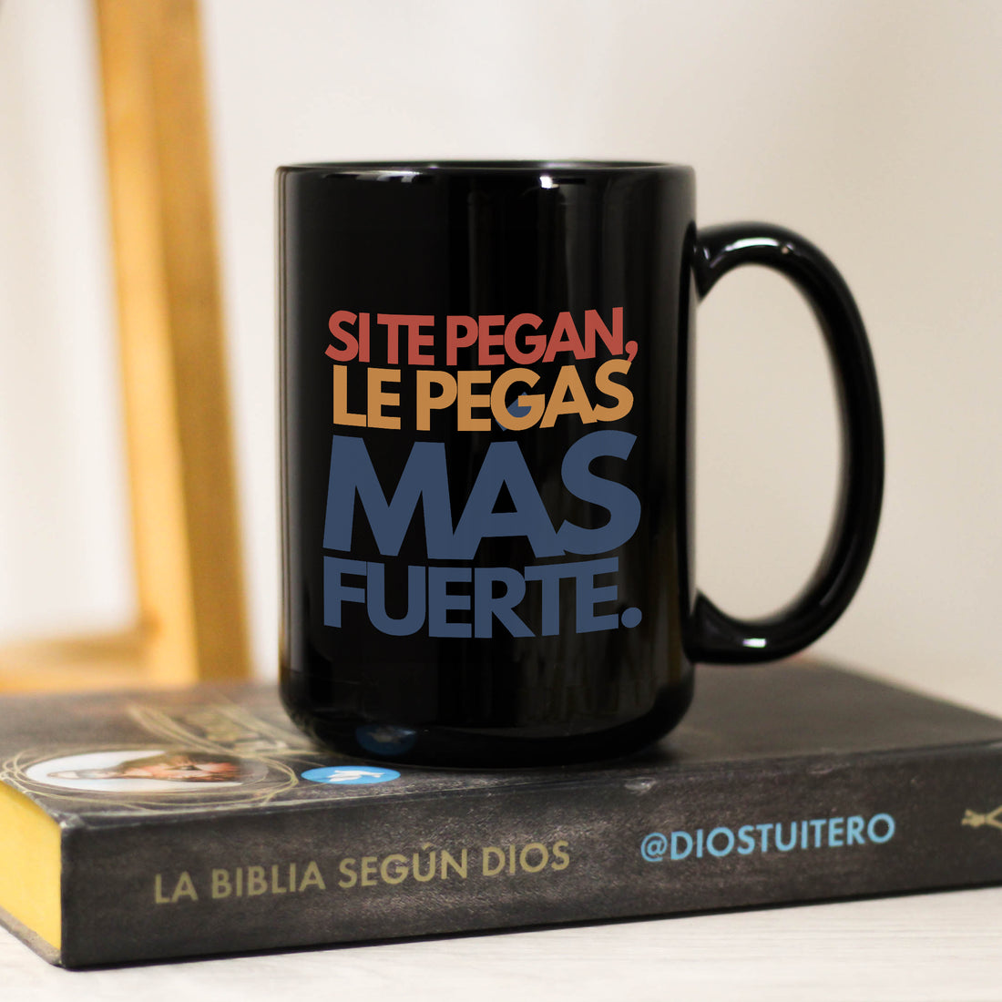Taza Negra Papá Si te pegan, le pegas más fuerte.