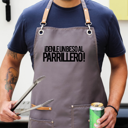 Mandil ¡Denle un beso al parrillero!