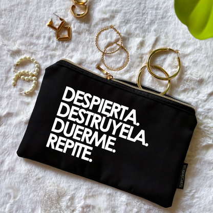 Neceser - Despierta, destrúyela, duerme, repite.