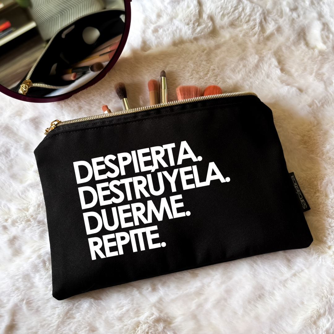 Neceser - Despierta, destrúyela, duerme, repite.