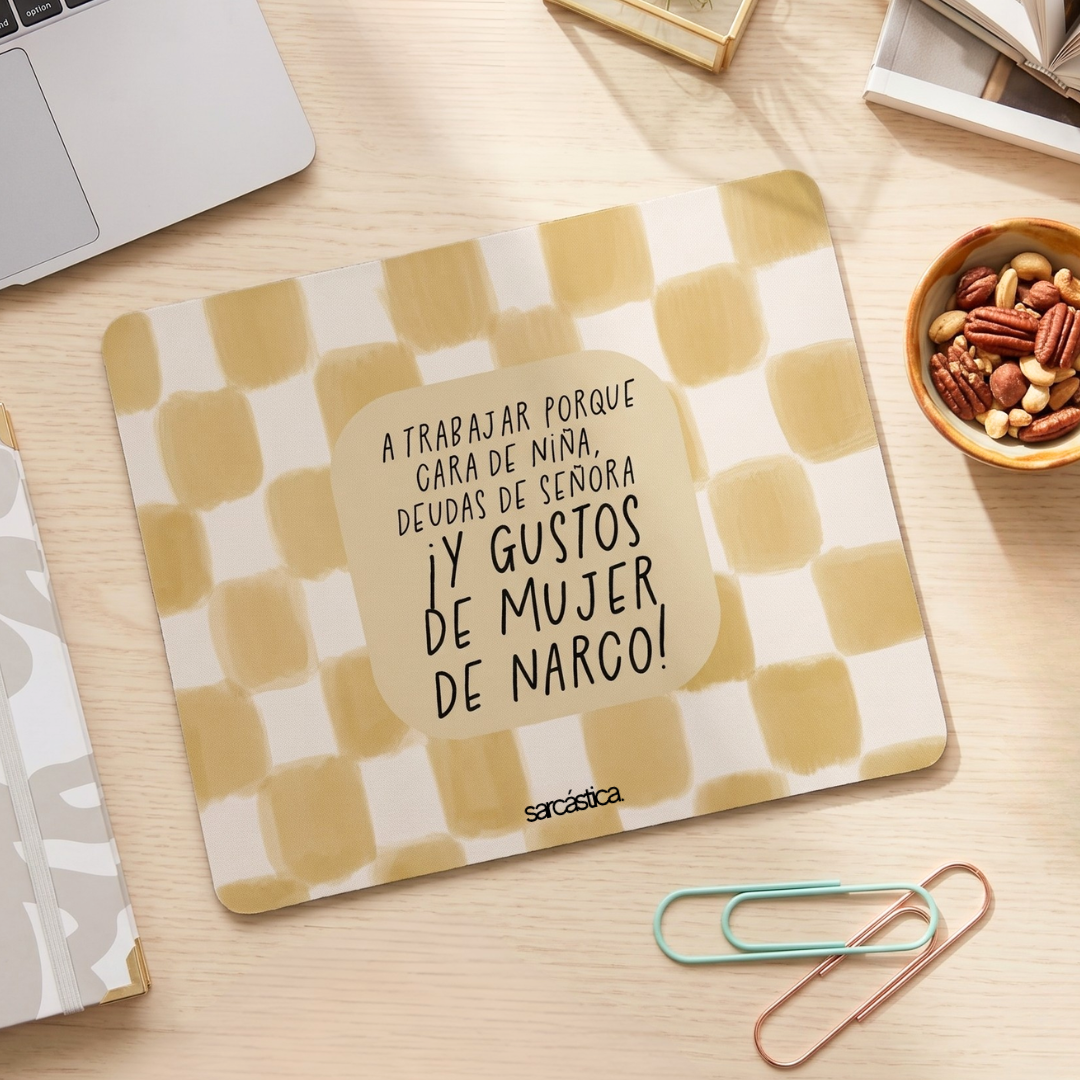 Mousepad - A trabajar porque cara de niña, deudas de señora ¡Y gustos de mujer de narco!