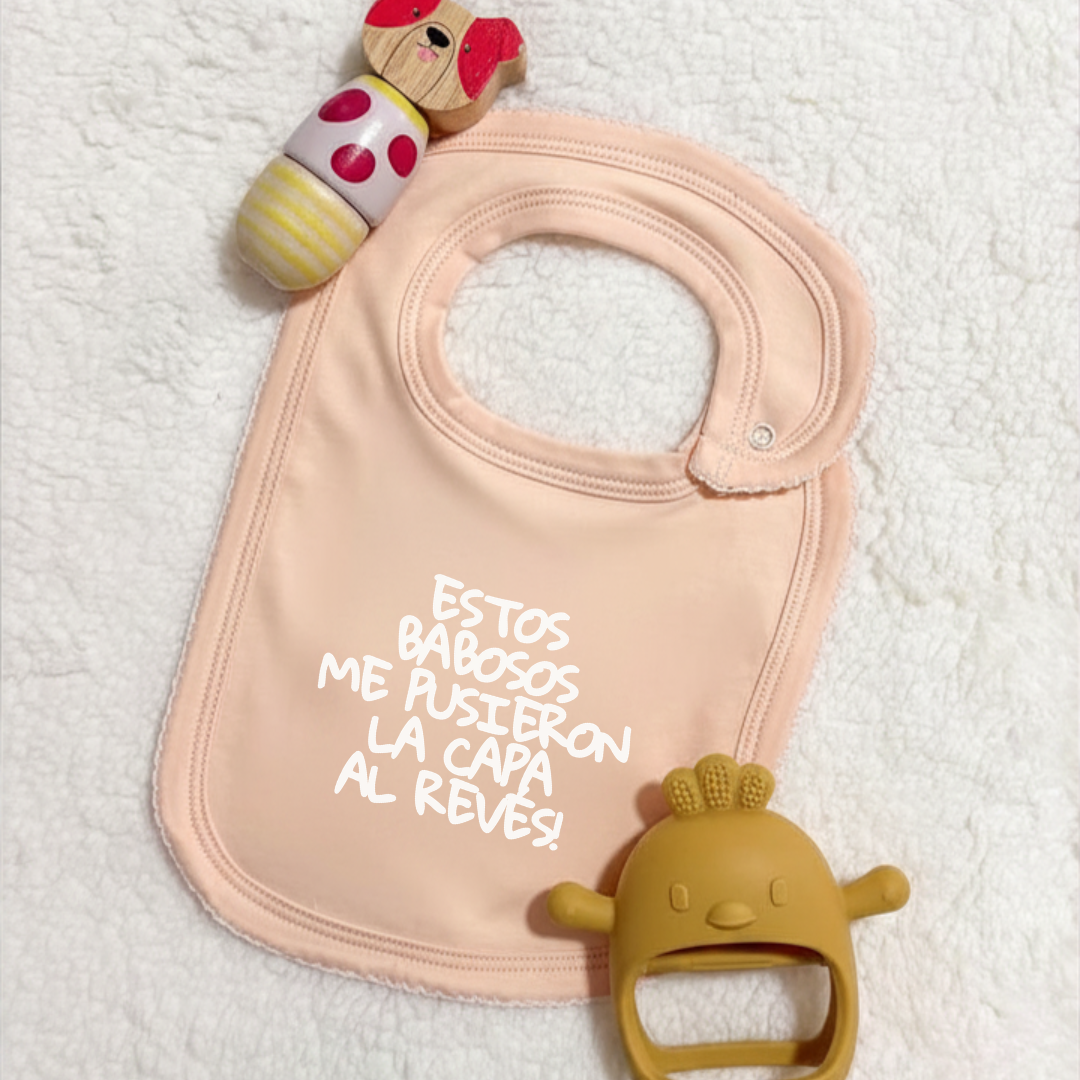 Babero - Estos babosos me pusieron la capa al revés!