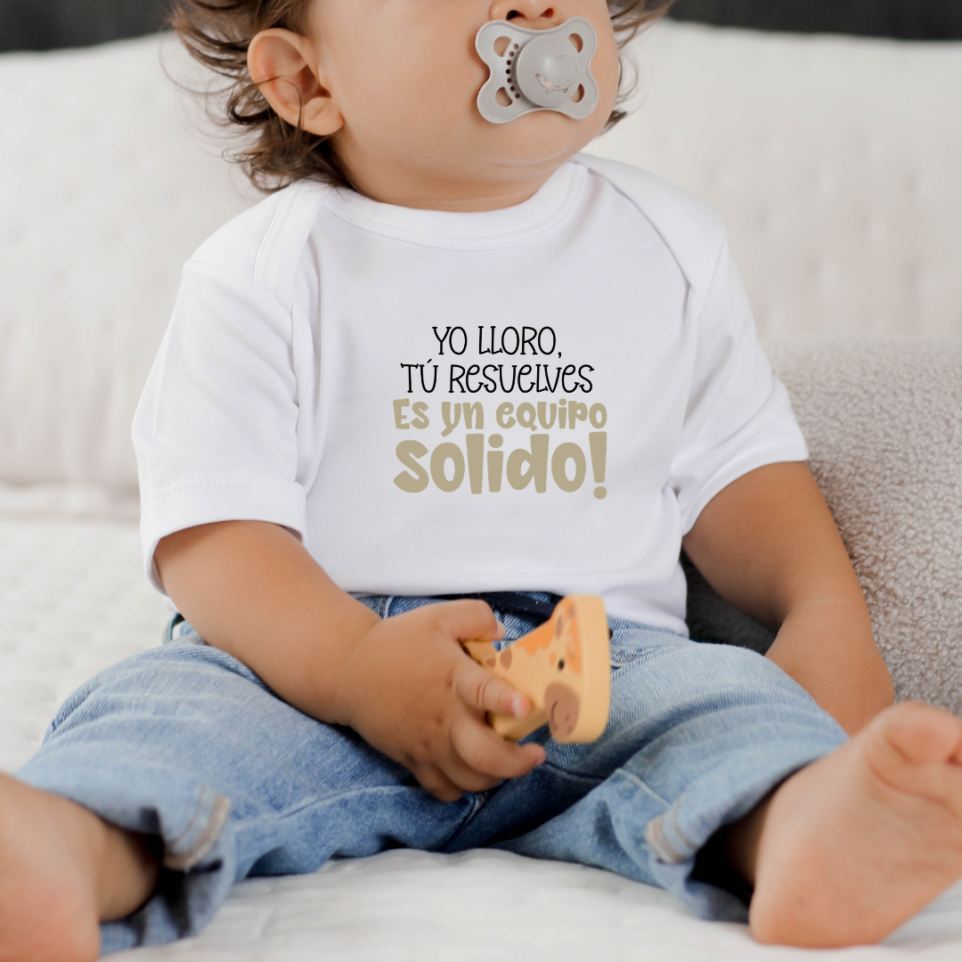 Body para bebé Mamá - Yo lloro, tú resuelves es un equipo...
