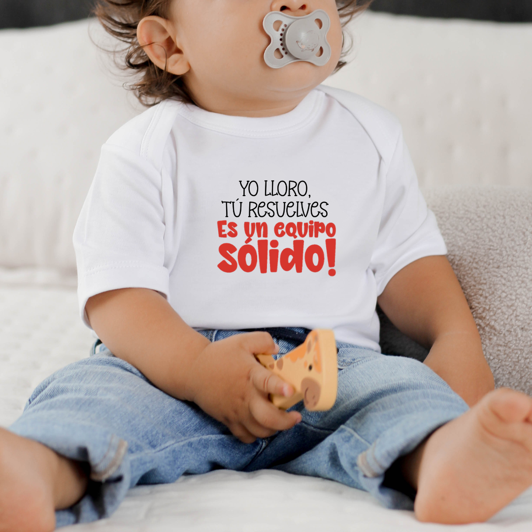 Body para bebé Mamá - Yo lloro, tú resuelves es un equipo...