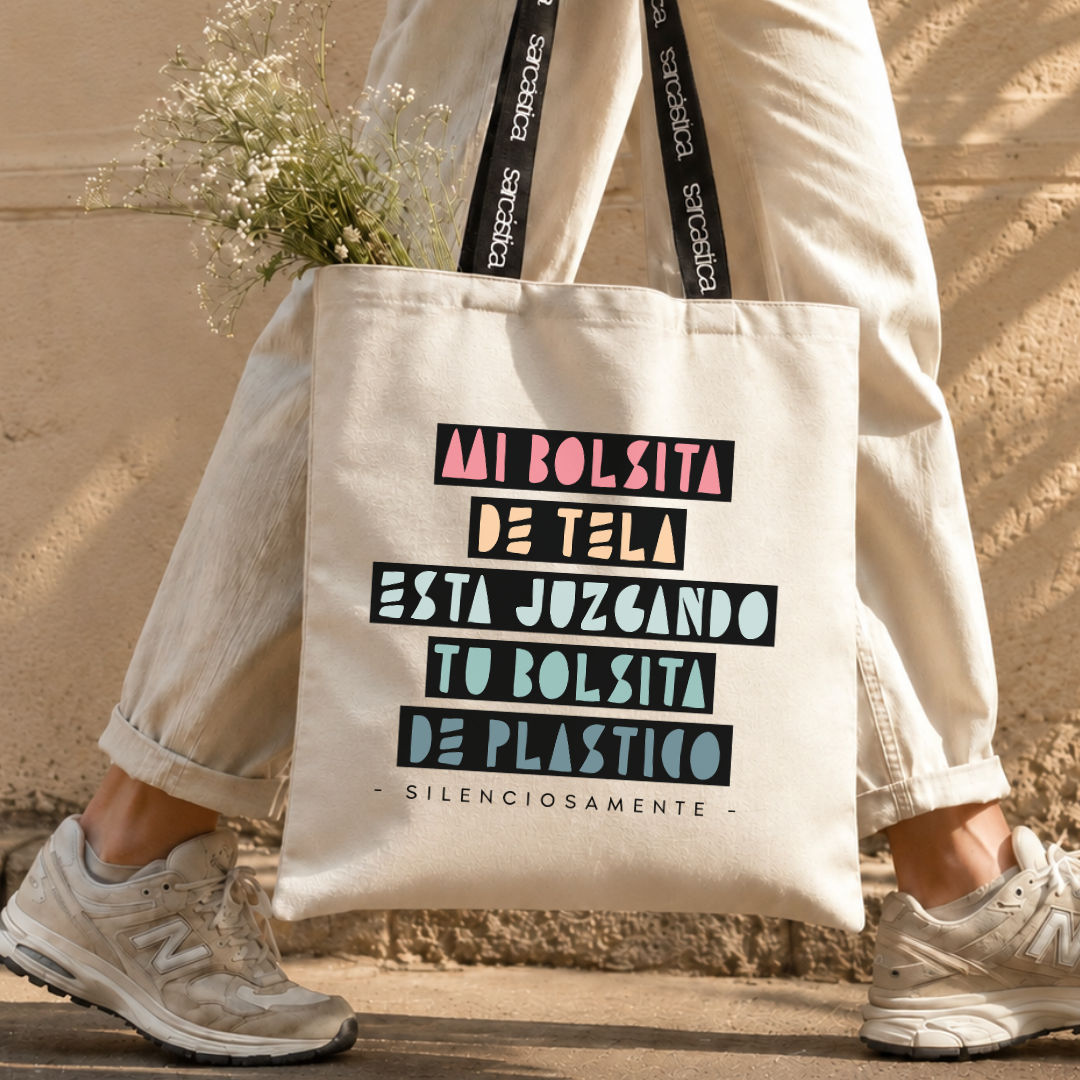 Totebag - Mi bolsita de tela está juzgando tu bolsita de plástico, silenciosamente
