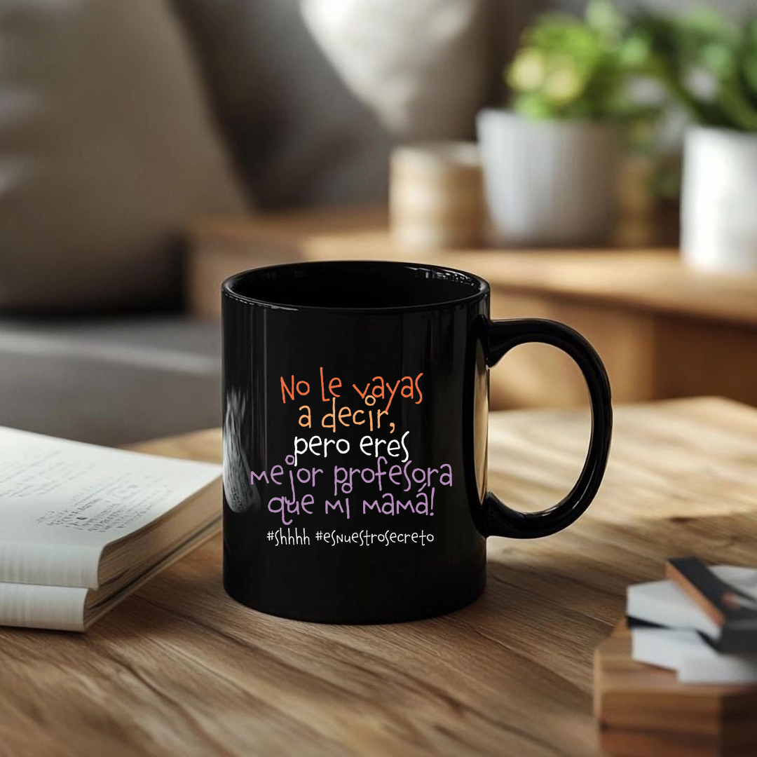 Taza Negra Maestro Eres mejor profesora que mi mamá