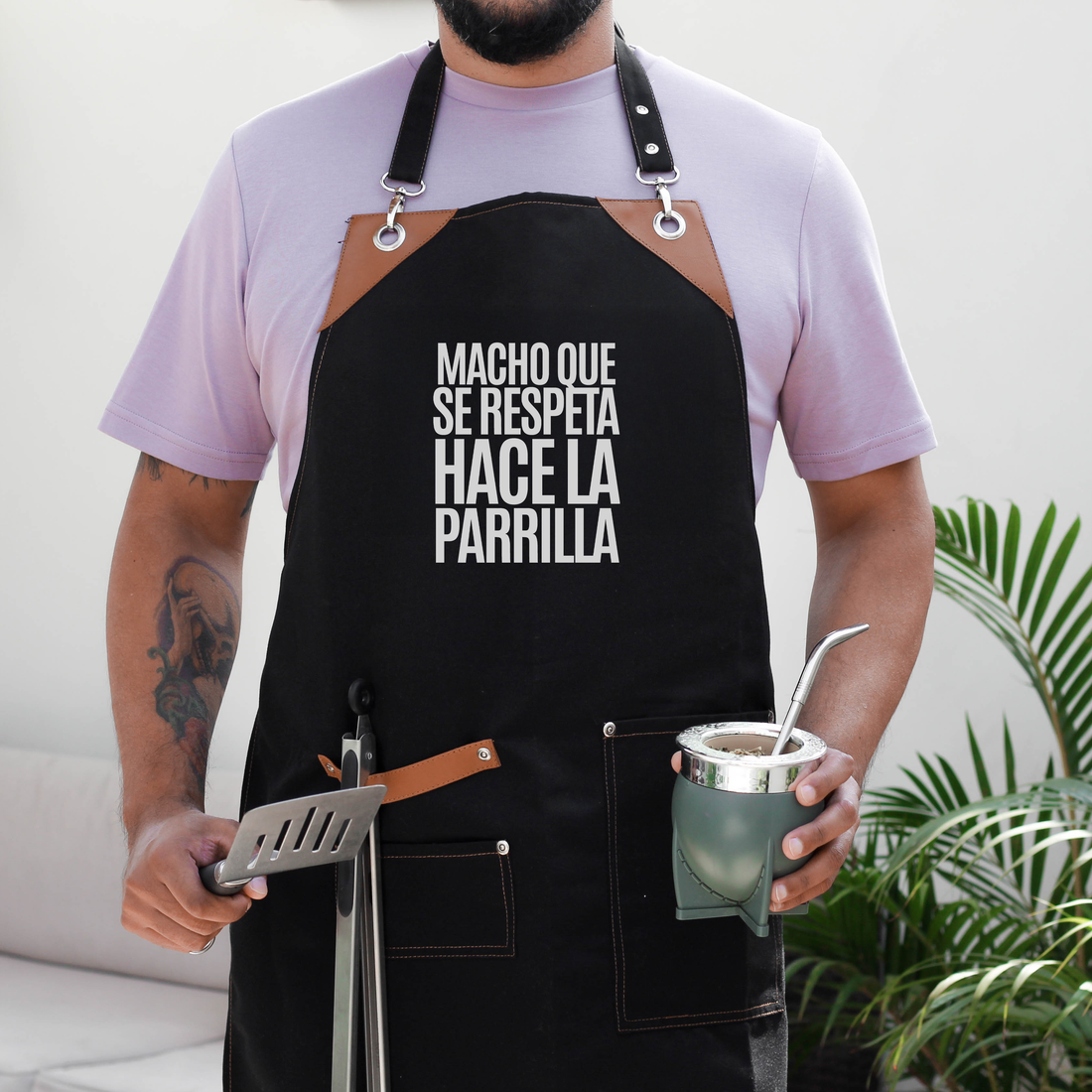 Mandil Macho que se respeta hace la parrilla
