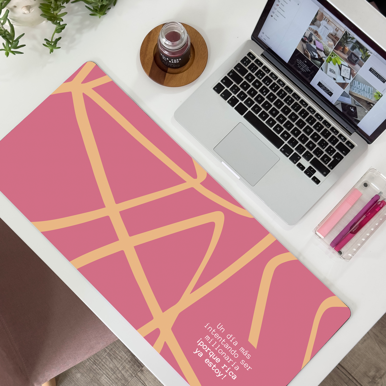 Mousepad ExtraLarge Un día más intentando ser millonaria (ROSADO)