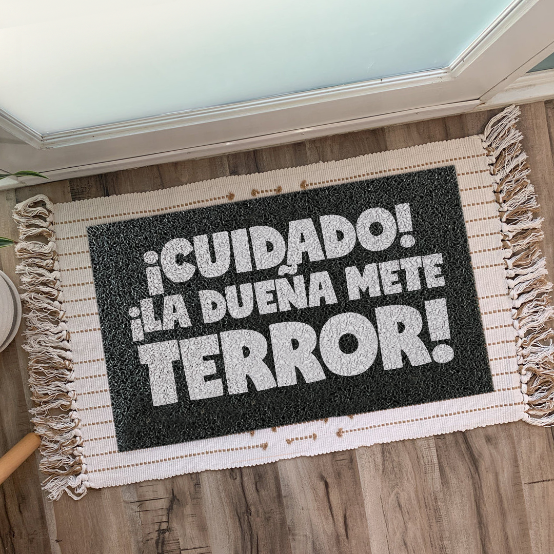 Felpudo ¡Cuidado! ¡La dueña mete terror!