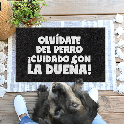Felpudo Olvídate del perro, cuidado con la dueña.