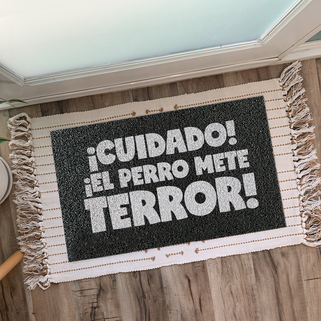 Felpudo ¡Cuidado! ¡El perro mete terror!