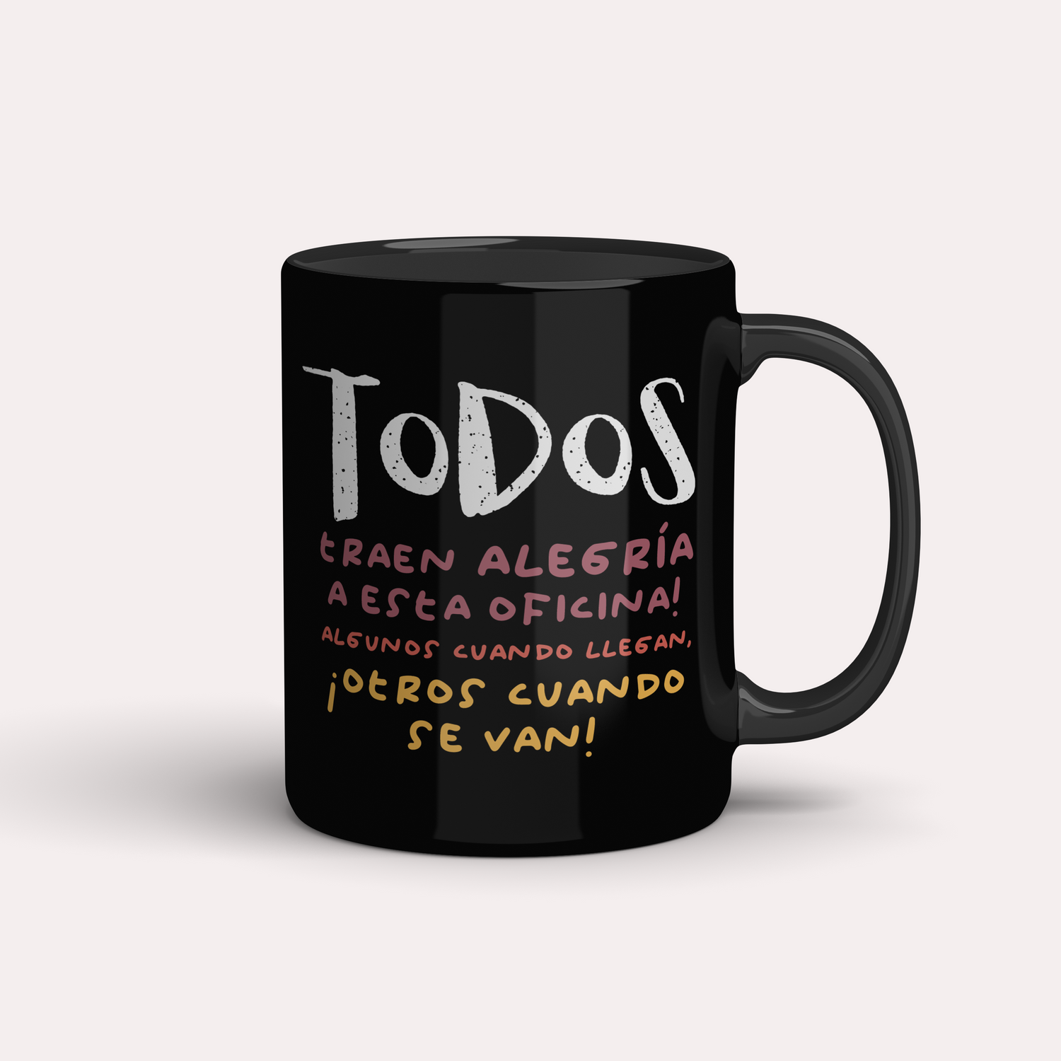 Taza ¡Todos traen alegría a esta oficina!