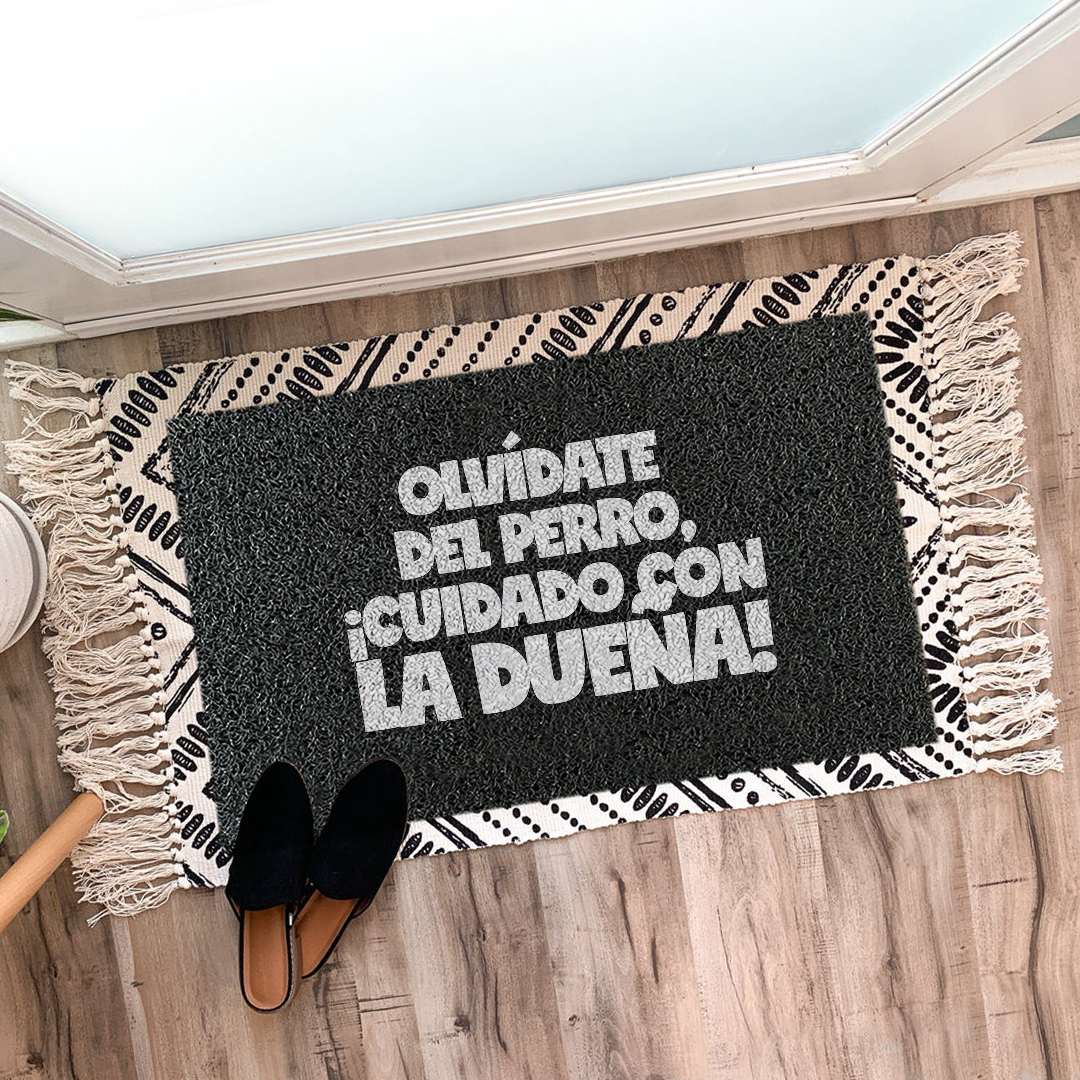 Felpudo Olvídate del perro, cuidado con la dueña.